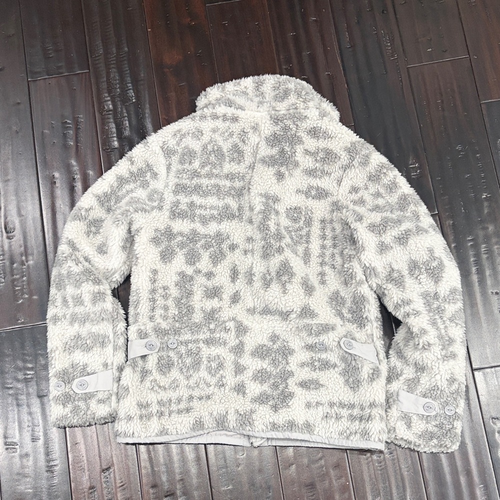 Patagonia Women's Gray and White Fleece Sweater - Picture 3 of 3